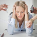 ¿Cómo afecta el estrés a la satisfacción laboral y la salud?