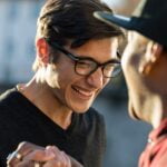 Fortalece la relación entre hermanos en la adultez con estos consejos