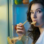 Identifica ingredientes y nutrientes clave en snacks saludables